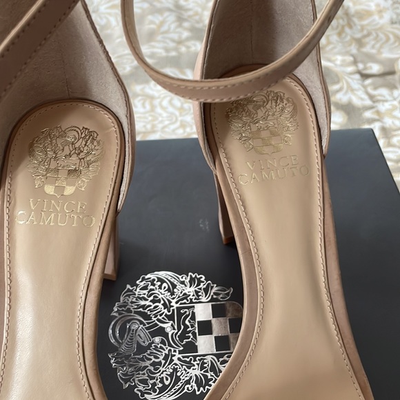 Vince Camuto- size 8.5 - Picture 7 of 11